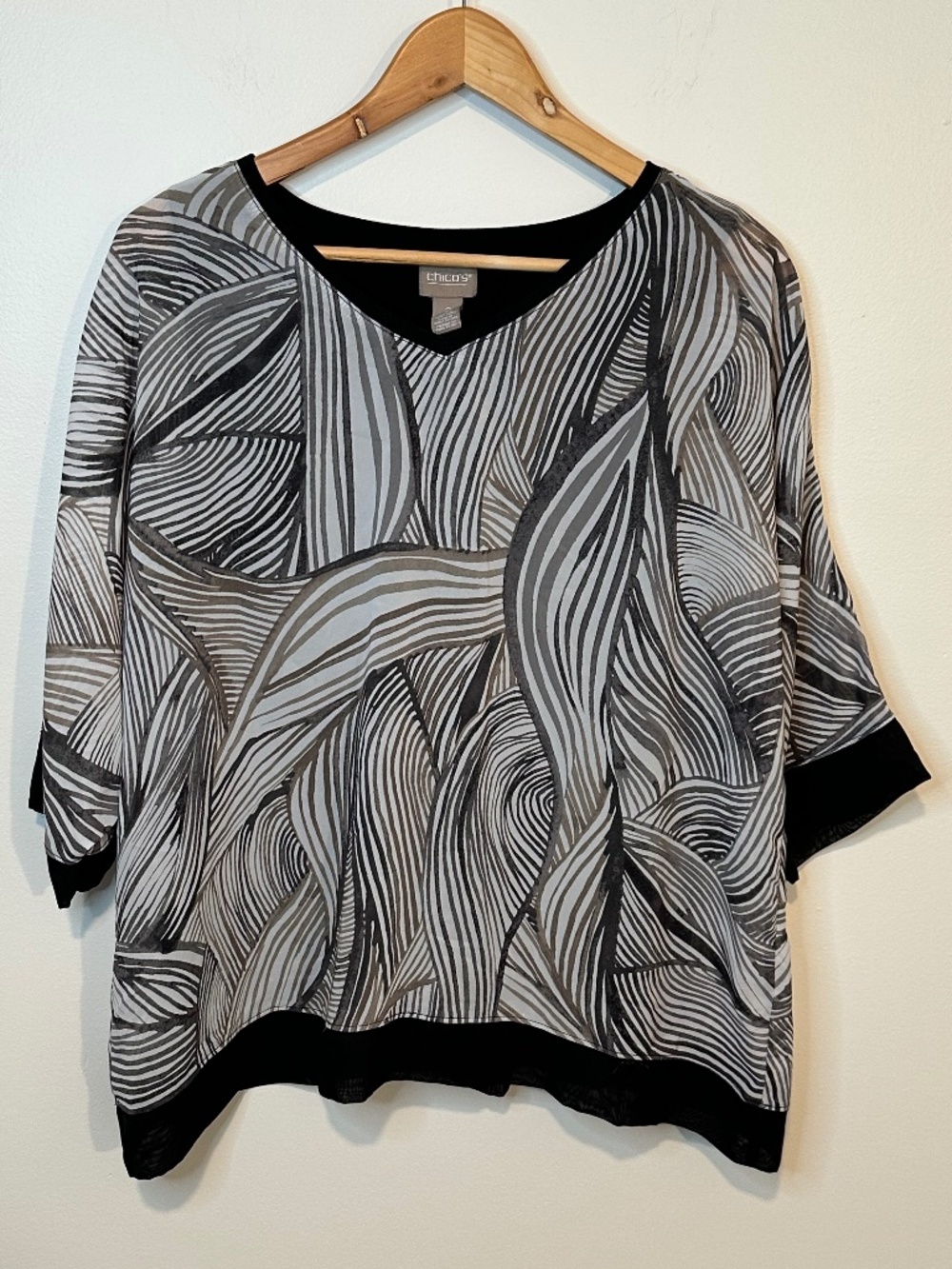 Chicos Shirt Womens 2 Black White Polyester V-Neck Short Sleeve Large